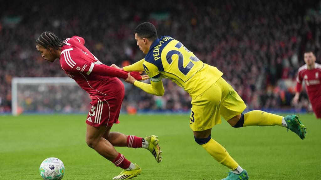 Anfield Berduka: Pola Kebobolan Akhir yang Menggerogoti Mimpi Liverpool