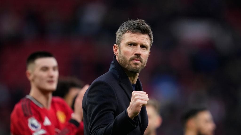 Mengapa Manajemen MU Berpikir Dua Kali Sebelum Memberi Kontrak Penuh pada Michael Carrick?