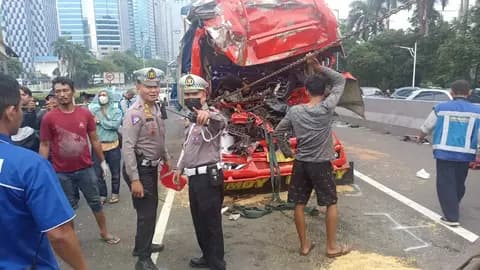 Satu Jumat di Ibu Kota: Saat Lajur Cepat Berubah Panggung Rantai Benturan