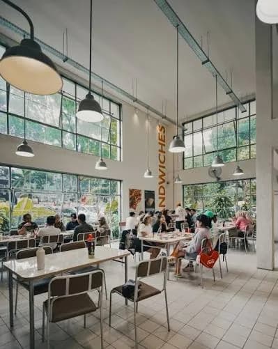 Membedah Fenomena BMB Canteen: Antrean Panjang, Sourdough Marinasi, dan Ilusi Kuliner Viral Bandung