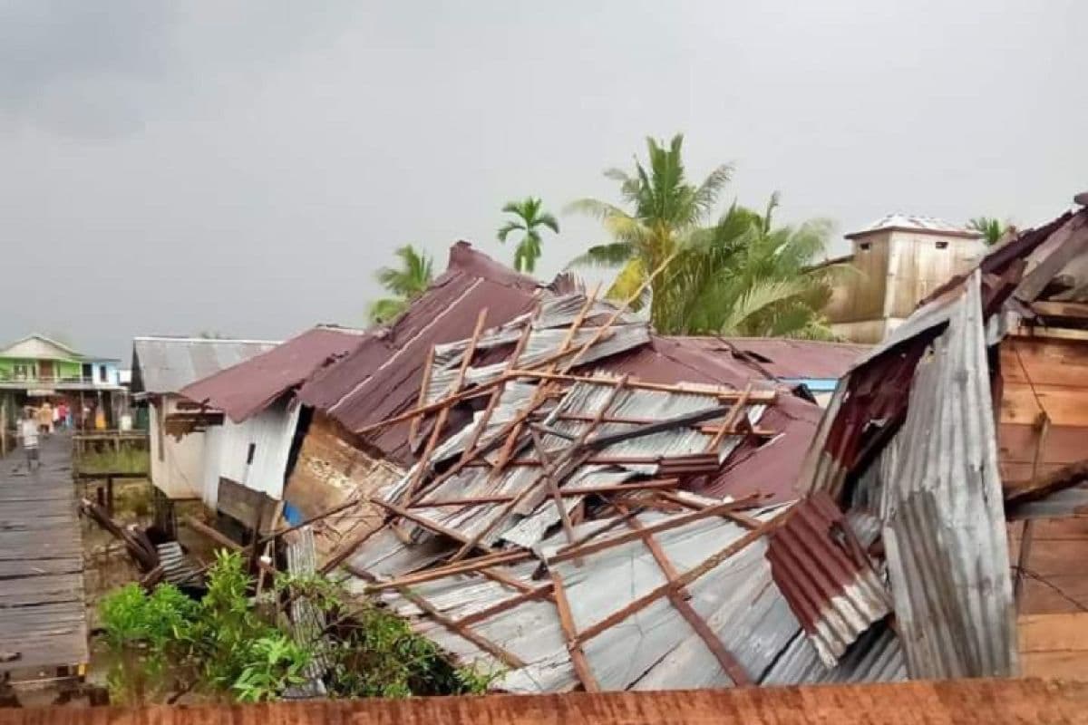 Angin Kencang Rusak Puluhan Rumah Warga di Wilayah Pesisir